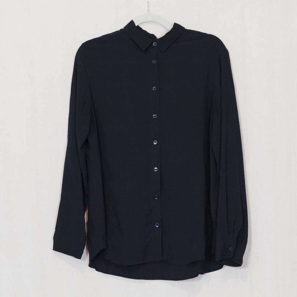 Uniqlo long sleeved black button up dress shirt